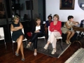 Fernanda carica la proiezione, sotto lo sguardo attento di Simonetta De M., Rosemary e Laura